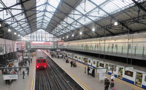 La estación de metro Earls Court Londres